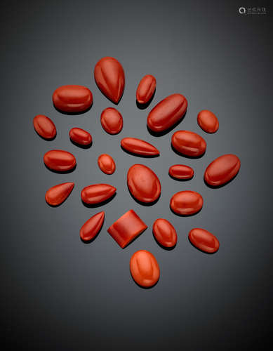 Lot of red cabochon coral cut in various shapes, g 76.60.