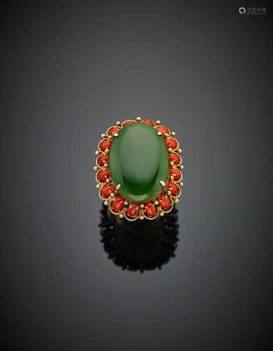 Yellow gold oval cabochon nephrite ring with red/orange coral surround, g 13.60 size 15/55.