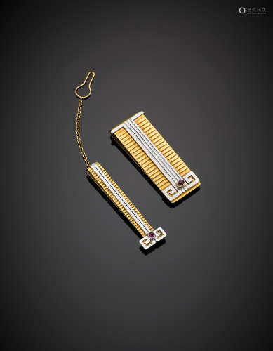 Bi-coloured gold lot composed of a money clip and a tie clip accented with cabochon rubies, in all g 32.80.