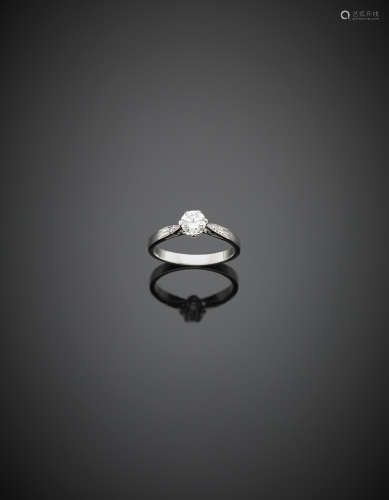 White gold ct. 0.50 circa diamond ring and two smaller diamonds on the stem, g 3.30 size 15/55.