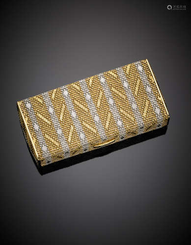 Bi-coloured gold openwork basket weave box, baguette sapphire on the clasp, g 120.55, length cm 10.70, width cm 5, h cm 2 circa.