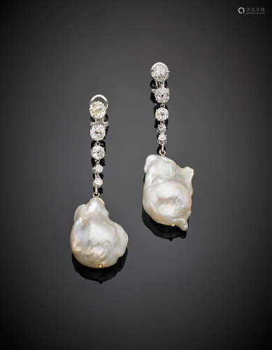 White gold old mine diamond, in all ct. 3.60 circa and irregular pearl earrings, g 24.67, length cm 6.50 circa.