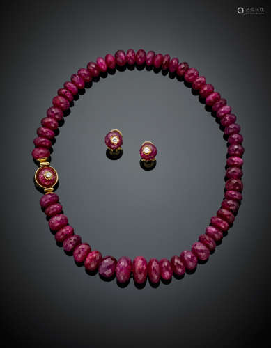 Ovaloid and faceted ruby bead jewellery set composed of a graduated necklace and earrings, bead diam. from mm 10 to mm 16.50, earring bead diam. mm 10.50, in all g 128.60, lenght cm 40.8 circa. Necklace length cm 40.8