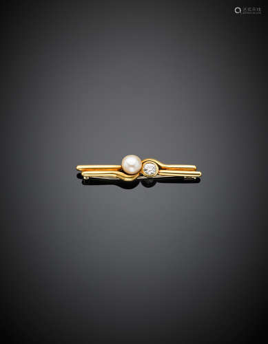 Yellow gold ct. 0.70 circa diamond and mm 8/8.50 pearl brooch, g 8.80, length cm 5.30 circa.