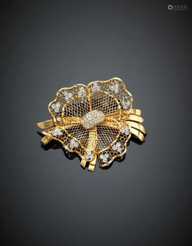 Bi-coloured gold diamond openwork bow brooch g 33.10, width cm 7 circa.