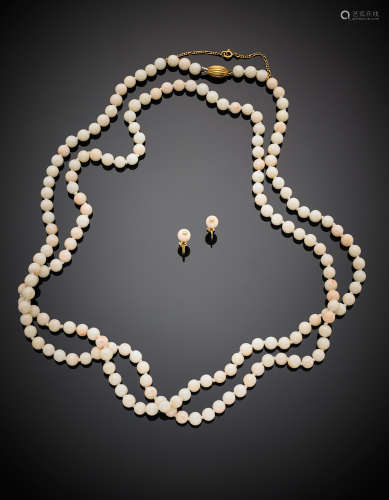 Jewellery set composed of a long variegated pink coral bead necklace and earrings with yellow gold clasp and finishings, g 92.17, length cm 133 circa. In Lo Scrigno case