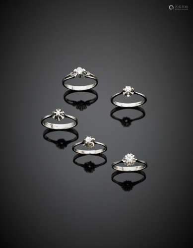 Lot of five white gold diamond solitaire rings of different shapes and sizes, g 14.40.