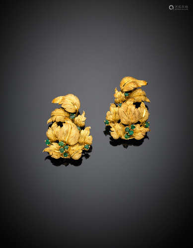 Yellow chiselled gold and small emerald leaf earclips, g 30.72, length cm 4 circa.