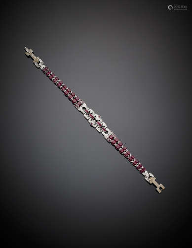 White gold diamond, oval and carré ruby bracelet, ruby in all ct. 8,50  circa, g 28.73, length cm 20.50 circa.