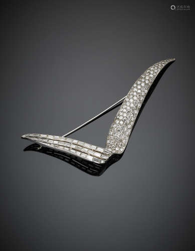 White gold round and baguette diamond seagull-wings brooch, in all ct. 7.80 circa, g 10.8, length cm 10.3 circa.