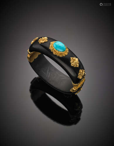 BUCCELLATIEbony and yellow chiselled gold adjustable bangle, accented with an oval turquoise, g 49.58, diam. cm 5.50. Signed BUCCELLATI