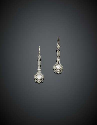 White gold diamond pendant earrings, the two central diamonds respectively ct. 0.50 each circa, g 4.70, length cm 3.80 circa.