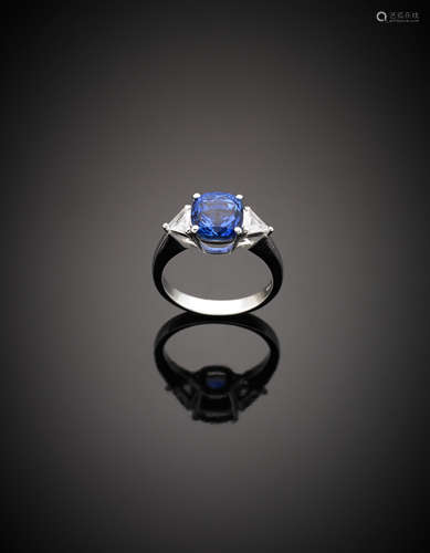 White gold cushion shape ct. 4.20 circa sapphire ring with diamond shoulders g 4.95 size 14/54.