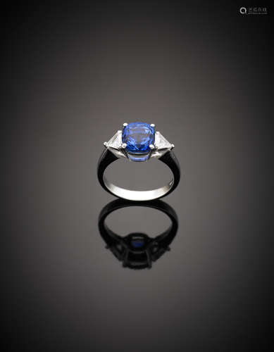 White gold cushion shape ct. 4.20 circa sapphire ring with diamond shoulders g 4.95 size 14/54.