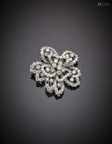 STERNWhite gold diamond flower brooch, in all ct. 12 circa, g 27.67, diam. cm 6.