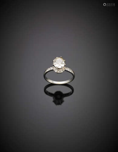 White gold oval old mine cut ct.1 diamond  ring with huit-huit diamonds on the stem, g 2.80 size 14/54.