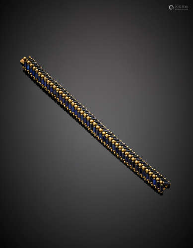 ILLARIOYellow gold blue baguette glass and synthetic sapphire flexible fishbone bracelet, g 86.57, length cm 18, h cm 1.30 circa. Inscribed RICOSTITUITI