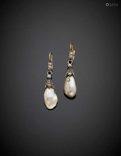 Yellow gold and silver natural saltwater pearl pendant earrings, g 9.42, length cm 5.10 circa.Appended gemmological report CISGEM n. 7691 29/09/2017, Milano