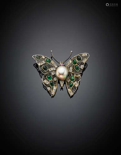 White gold mm 12x14x7 natural saltwater pearl and emerald openwork butterfly brooch, with diamond accenting, pearl mm 11.97x14.10, g 16.94, length cm 4.30, width cm 5.30 circa. 