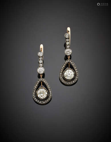 PAVEL OVCHINNICOVRed 14K gold diamond pendant earrings, the central diamonds are respectively ct. 2.60 circa and ct. 2.50 circa, g 11.28, length cm 5.70 circa. Marked in Cyrillic PO 56. In original box