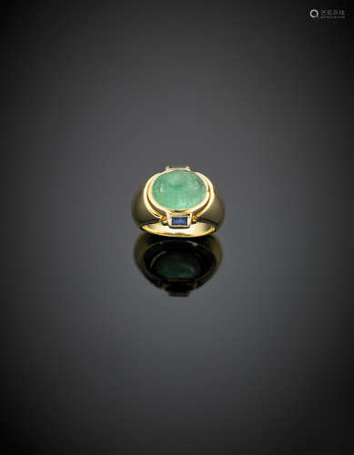 Bi-coloured gold green cabochon beryl ring with sapphire baguette shoulders, g 16.80 size 13/53.