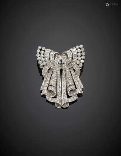 White gold diamond ribbon double brooch, g 36.41, length cm 5.60, width cm 4.20 circa, french hallmarks. In Veronesi case