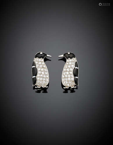 Two white gold onyx and diamond penguin brooches, g 9.97, length  cm 2.60 circa.