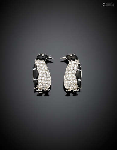Two white gold onyx and diamond penguin brooches, g 9.97, length  cm 2.60 circa.