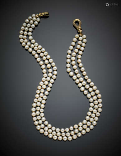 Three-strand white cultured mm 6.5/7 pearl necklace with yellow gold diamond clasp, g 90.90, length cm 51 circa.