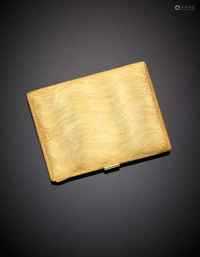 *Yellow gold rectangular powder compact g 186.75, length  cm 9, width cm 7, h cm 0.90 circa. Marked 106 FI