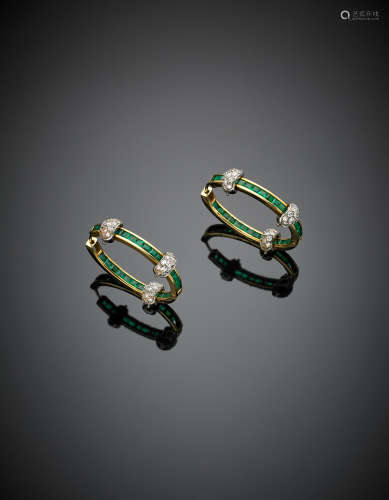 A pair of oval hoop yellow and white gold, carré-cut emerald and diamond-set earrings, g 18.81, length cm 3.50, width cm 2.50 circa.