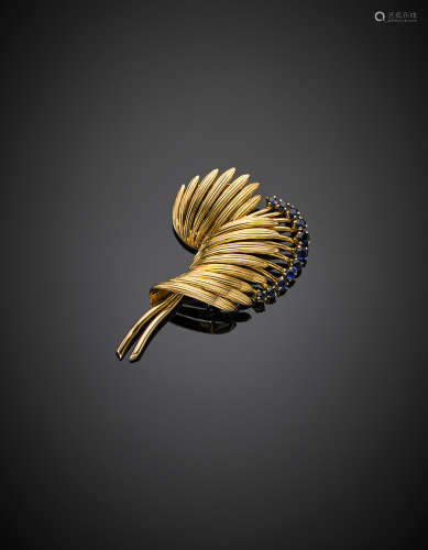 VAN CLEEF & ARPELSYellow gold sapphire palm leaf brooch, g 11.88, length cm '4.70, width cm 3 circa.