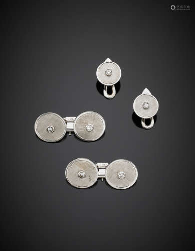White partly chiselled gold cufflinks and two buttons centered with diamonds, g 15.