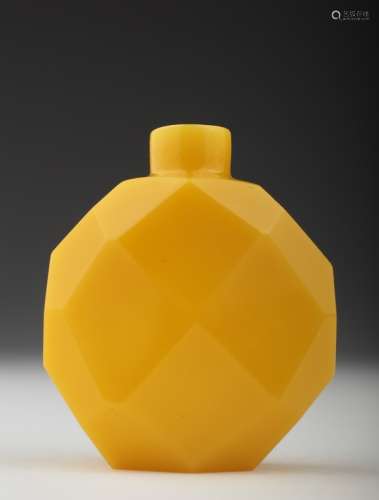 A Chinese yellow glass snuff bottle - Qinglong
