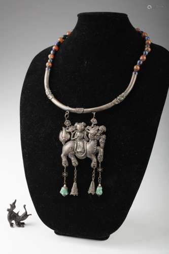 A Chinese silver necklace and pendant,