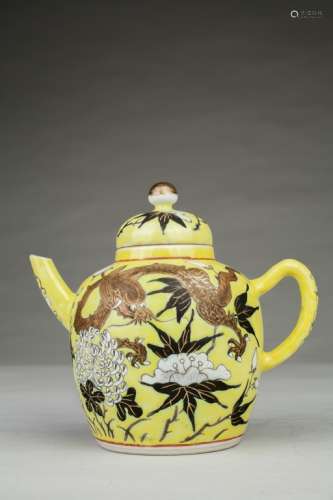 A Chinese porcelain yellow glaze tea pot,