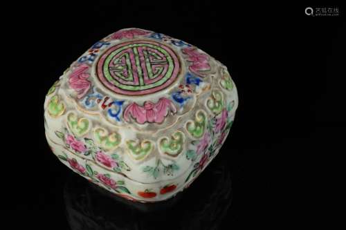 A Chinese Famille Rose porcelain covered box,