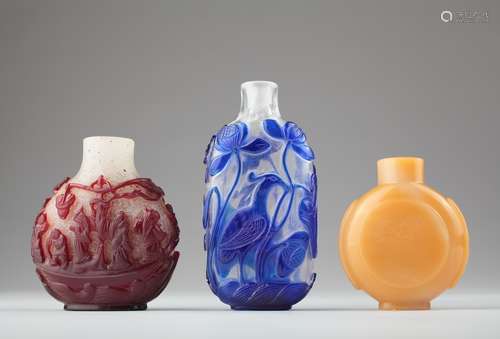 A group of three Chinese glass snuff bottles,