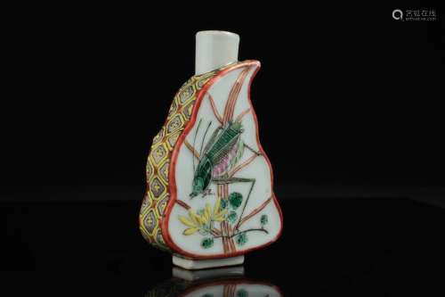 A Chinese porcelain snuff bottle,