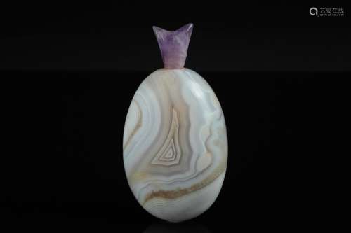 A Chinese agate snuff bottle,