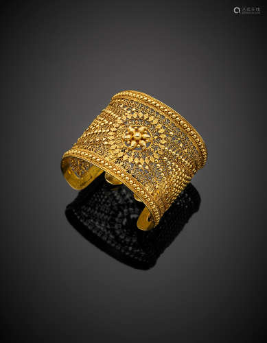 Yellow 20K gold openwork Rajasthan cuff bracelet, g 70.65, h cm 5.50, diam. cm 6.30 circa.
