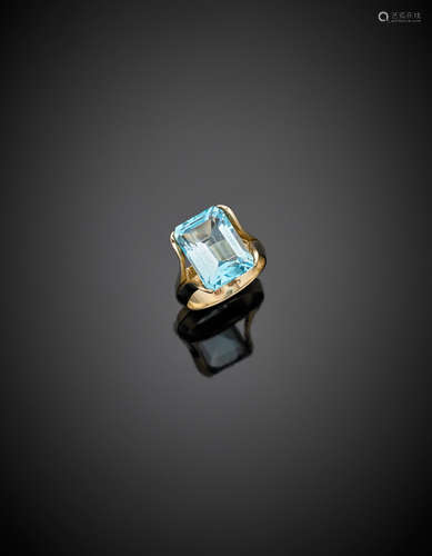 Yellow gold ct. 8.83 circa octagonal blue topaz ring, g 6.56 size 12/52.