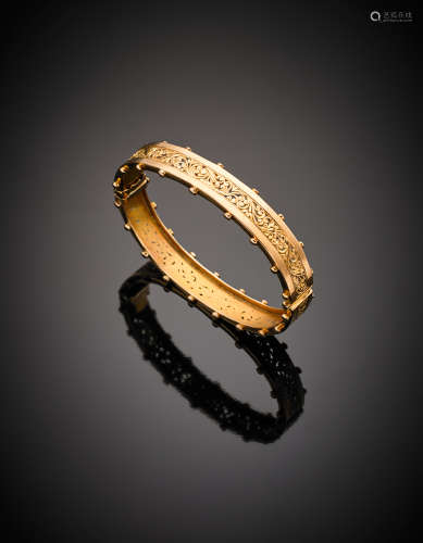Yellow engraved gold band bracelet, g 18, diam. cm 6.50.