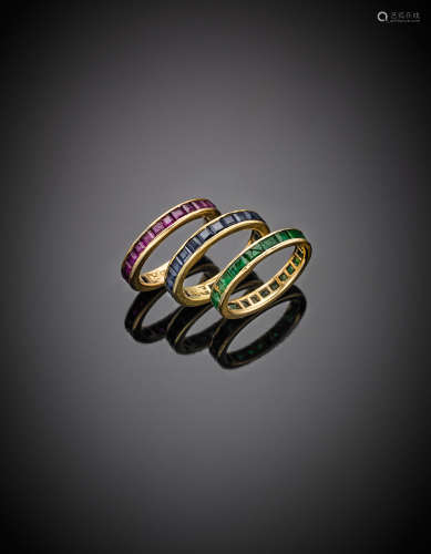 Three emerald, sapphire and carr? rubies yellow gold eternity rings, various sizes, g 7.05.