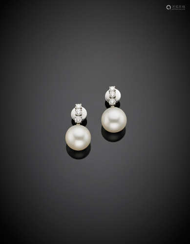 White gold diamond white South Sea pearl earrings, g 13.91, length cm 2.60 circa. Pearl diam mm 14.70