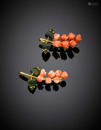 Two matching yellow gold carved pink coral and nephrite lily brooches, g 9.72, length cm 3.80 circa.