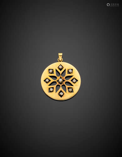 Yellow gold diamond openwork pendant, g 6.20, diam. cm 3.50.