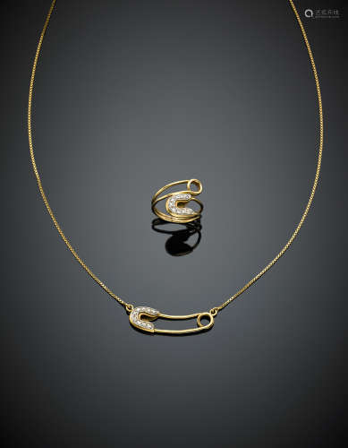 Set yellow gold and diamond accented jewellery comprising a safety pin link chain and ring, g 9.30, length cm 41 circa.