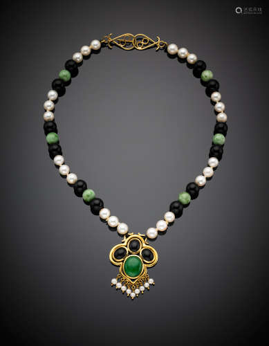 Onyx, microcrystalline quartz and pearl necklace with pendant bound in yellow gold like the clasp, g 43.53, length cm 41.50 circa.