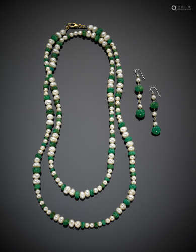 White cultured pearl and carved emerald jewellery set composed of long necklace and pendant earrings, g 92.20, length cm 117.00 circa. Marked 274 NA